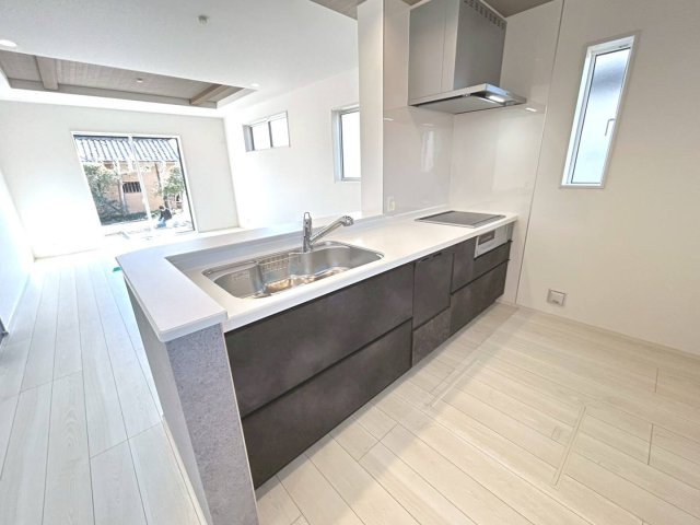 ブルーミングガーデン　一宮市萩原町西宮重　全3区画分譲のキッチン|機能的なシステムキッチン。収納力に優れた大容量の引出。食器洗浄乾燥機も標準装備で家事軽減になります。
適材適所の収納が可能な大容量の引出しで、キッチン小物も大物もたっぷり収納できお掃除も楽々です。