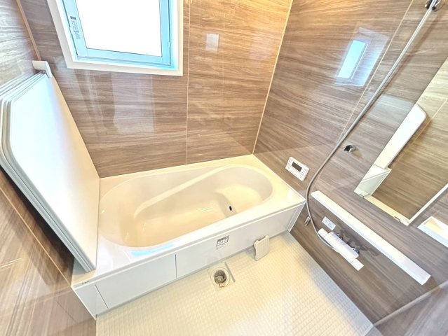 ブルーミングガーデン　一宮市萩原町西宮重　全3区画分譲の浴室|浴室は【ほっカラリ床】【魔法瓶びん槽】【エアインシャワー】【浴室換気乾燥機】の高機能設備の仕様です。
雨の日の洗濯物乾燥や、日々のお手入れにも便利で、浴室をスッキリ清潔に保てます。