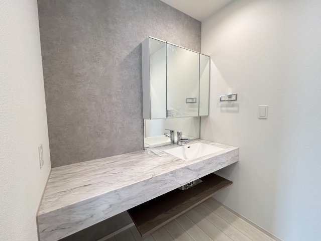 ブルーミングガーデン　一宮市萩原町西宮重　全3区画分譲の独立洗面台|三面鏡裏スペースや、収納量がアップした洗面下部で、たっぷり収納できます。水栓やミラーはエコ仕様です。
電気やガス代の節約にもなります！一体成型ボウルを採用したお手入れも簡単な洗面化粧台。