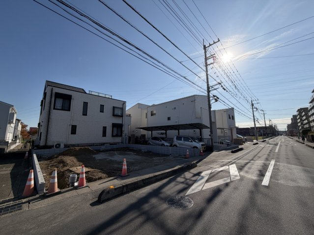 草加市中根新築戸建ての前面道路含む現地写真