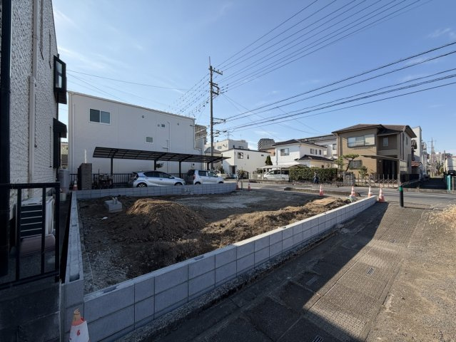 草加市中根新築戸建ての前面道路含む現地写真