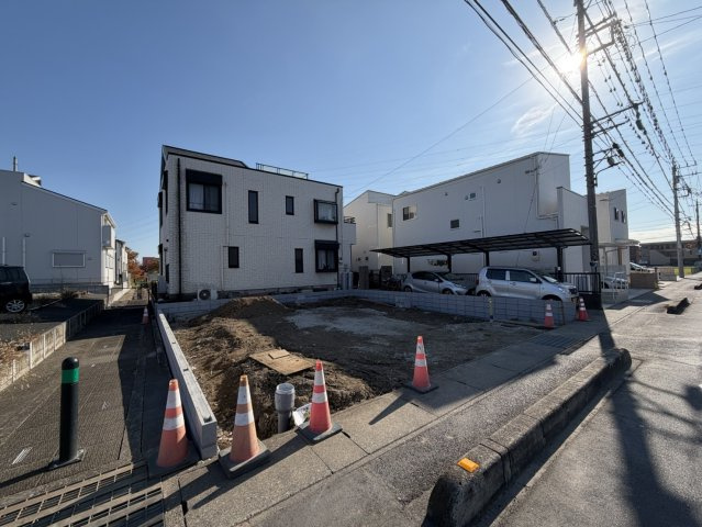 草加市中根新築戸建ての前面道路含む現地写真