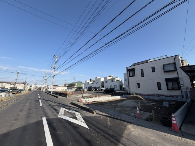 草加市中根新築戸建ての前面道路含む現地写真