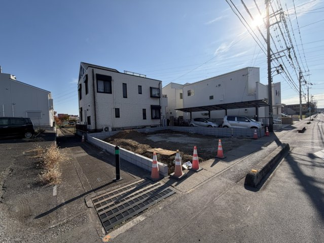 草加市中根新築戸建ての前面道路含む現地写真