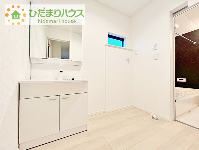 【独立洗面台】 | 結城市結城第40　新築戸建　1号棟 | 三面鏡の大きな鏡は憧れます(^^♪
鏡の後ろは収納となっていて、細かいものでも収納できるのでスッキリと整理できます