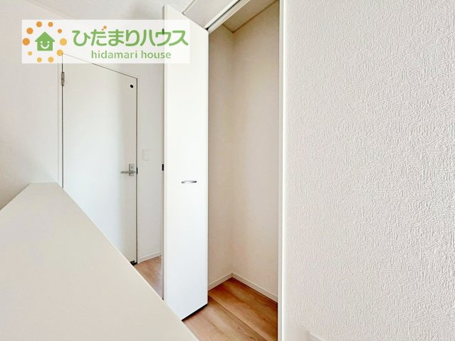 【玄関】 | 結城市結城第40　新築戸建　1号棟 | 便利な廊下収納があるので掃除機や買いだめする洗面所用品はもちろん、箱買いしたペットボトルまでしまえます(^^)