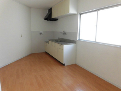 【居間・リビング】 | コーポフェニックス | ８帖の明るいダイニングキッチンです