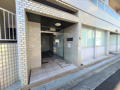 【エントランス】 | コーポフェニックス | 外観とマッチしたエントランスです