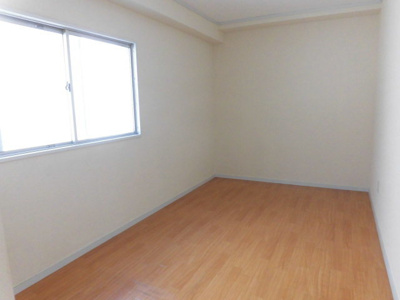 【居間・リビング】 | コーポフェニックス | ５帖のきれいな洋室です