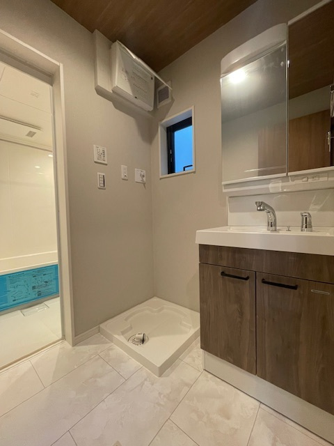 市川市新井１丁目　新築戸建ての独立洗面台|2025年11月撮影