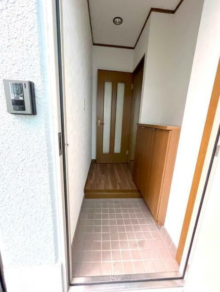 松田コーポの玄関