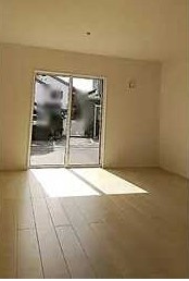 【居間・リビング】 | 廿日市市地御前2丁目（地御前駅徒歩4分！）【築後未入居】 | 18帖リビング☆
対面式のキッチンでリビングが見渡せるので、お子様やご家族の様子が見えて安心です♪