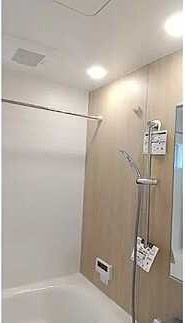 【浴室】 | 廿日市市地御前2丁目（地御前駅徒歩4分！）【築後未入居】 | ゆったりした浴槽は、足を伸ばしてゆったり湯船につかることができます。
浴室換気乾燥機付きで雨や夜のお洗濯にも大活躍♪