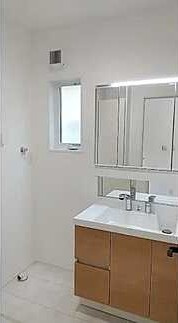 【独立洗面台】 | 廿日市市地御前2丁目（地御前駅徒歩4分！）【築後未入居】 | 三面鏡付きの洗面台は、メイクもドライヤーも余裕のスペースです☆