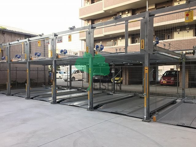サヴォイソリディティの駐車場