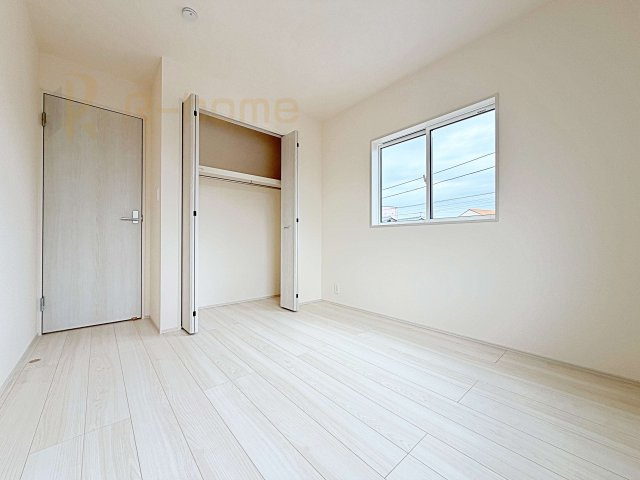 龍ケ崎市姫宮町　新築戸建て　1号棟の洋室|どんな部屋家具も合わせやすいシンプルな洋室！
たっぷりの日差しと心地よい風が舞い込む住まい♪