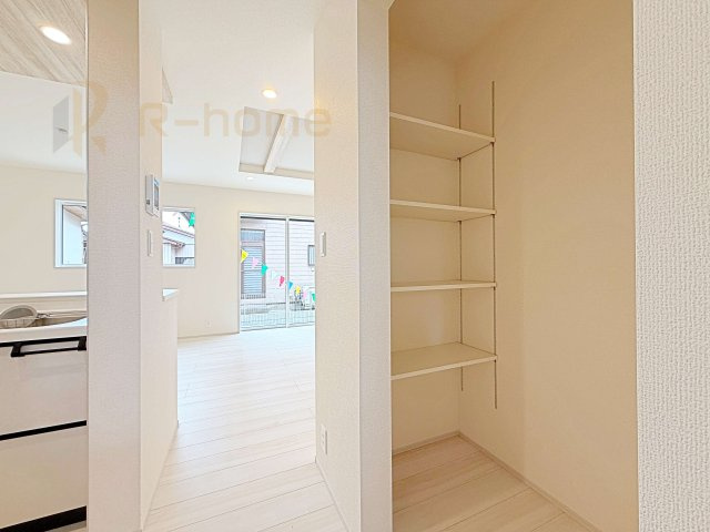 龍ケ崎市姫宮町　新築戸建て　1号棟の収納|キッチンにはパントリーを設置！キッチン回りの整理整頓の悩みも解決♪