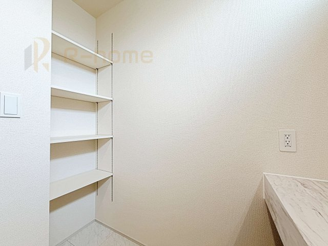 龍ケ崎市姫宮町　新築戸建て　1号棟の洗面所|洗面所に便利な可動棚付き！タオルや衣類の収納に便利です♪