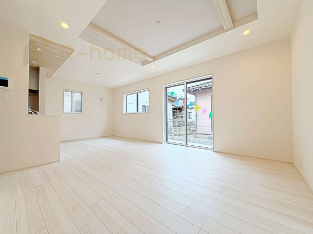 龍ケ崎市姫宮町　新築戸建て　1号棟の居間・リビング|広くてとっても明るいLDK♪ストック品などの収納に便利なパントリー付き♪