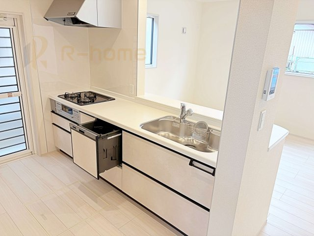 龍ケ崎市姫宮町　新築戸建て　1号棟のキッチン|料理をしながら家族とコミュニケーションが取れる対面式システムキッチン。嬉しいビルトイン食洗機付き！