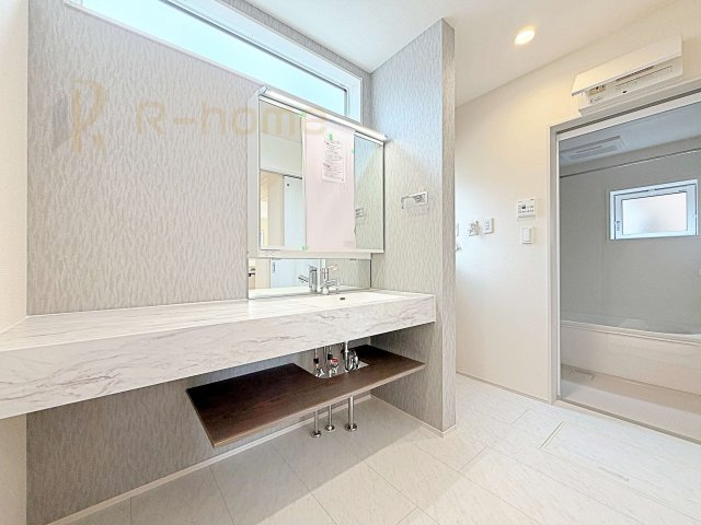 龍ケ崎市姫宮町　新築戸建て　1号棟の洗面所|洗練されたデザインのお洒落な洗面台！フルフラットカウンターでお手入れラクラク♪