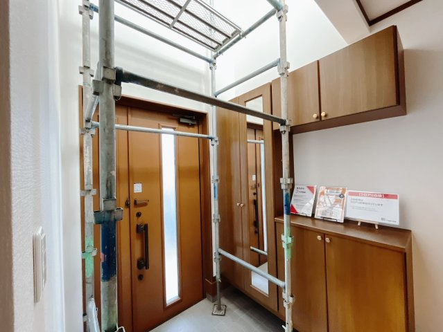 【中古戸建】伊勢崎市西久保町1丁目の玄関|■玄関｜毎日の「いってらっしゃい」や「お帰りなさい」を大切なご家族と過ごす玄関は〈使いやすさ〉を追求しております。玄関横の物入は急な来客時でもさっとお片付けできるスペースを確保しています。