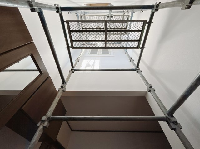 【中古戸建】伊勢崎市西久保町1丁目の内装|■吹抜け｜玄関部分は吹き抜けになっています。明るい陽射しも入り、開放的な空間になっています。