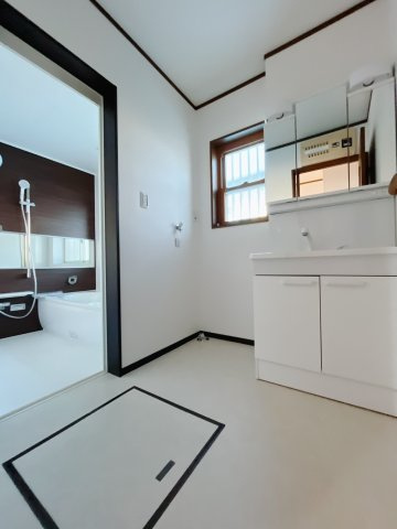 【中古戸建】伊勢崎市西久保町1丁目の独立洗面台|■洗面室｜朝のお出かけ準備に嬉しい三面鏡。鏡の裏には歯ブラシや整髪料などを収納できるスペースもあるので、いつでもスッキリ片付きます♪