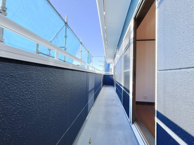 【中古戸建】伊勢崎市西久保町1丁目のバルコニー|■バルコニー｜あたたかな陽のひかりを浴びることのできるバルコニー。お洗濯物やお布団を干せば、家族みんなが気持ちよく暮らすことができます(*^^*)