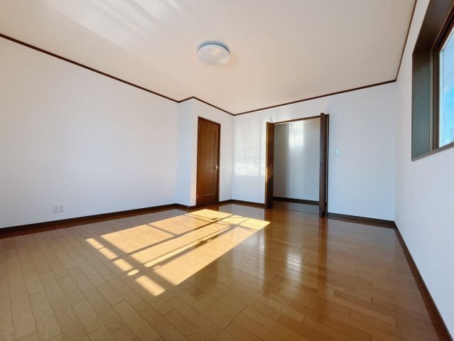 【中古戸建】伊勢崎市西久保町1丁目の洋室|■主寝室｜ベッドやテレビなどの大き目の家具を置いても余裕のある広々主寝室です♪家事やお仕事にお疲れなパパ・ママがゆっくりと過ごせる空間です♪