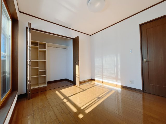 【中古戸建】伊勢崎市西久保町1丁目の洋室|■2階洋室｜2階各居室には収納をご用意しています♪常にお部屋を綺麗に保てます！小さなお子様も自然とお片付けができるようになるのでうれしいですよね！