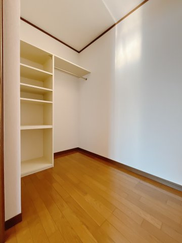 【中古戸建】伊勢崎市西久保町1丁目の収納|■WIC｜主寝室には夢のウォークインがございます♪お洋服やバッグだけでなく、増えていくお洋服やご家族での思い出の品もしっかりと収納します( ＾＾ )