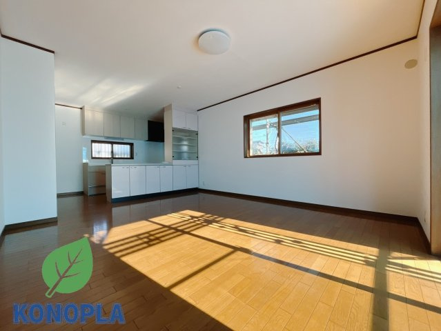 【中古戸建】伊勢崎市西久保町1丁目の居間・リビング|■リビング｜大きい窓からあたたかいたっぷりの光が入ります♪開放的な空間で毎日をもっと快適に(*＾＾*)