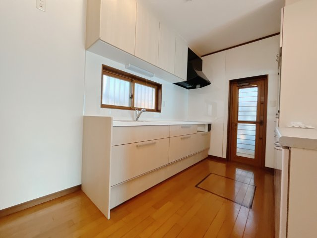 【中古戸建】伊勢崎市西久保町1丁目のキッチン|■キッチン｜ワークトップの幅が広く、お子様といっしょにお料理をつくったり、ちょっとしたパーティーも楽しめます。フラットなのでお掃除がしやすいのもポイントです♪