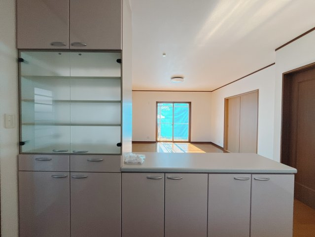 【中古戸建】伊勢崎市西久保町1丁目のキッチン|■キッチン｜キッチン裏にはたっぷり収納できる収納棚をご用意しております♪収納も安心です！