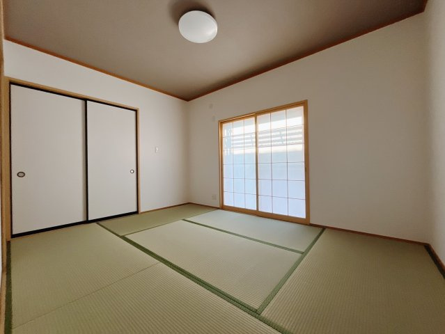 【中古戸建】伊勢崎市西久保町1丁目の和室|■1階和室｜意外と場所をとるアイロンがけや、お洗濯物を畳むときにも広々と使うことができ、ちょっと一休みしたいとき、すぐに横になれるのも魅力です♪