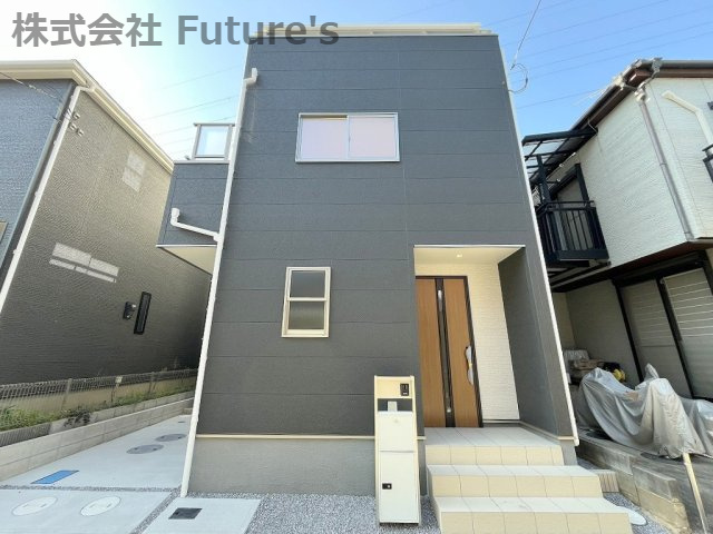 三郷市谷口　新築戸建　全1棟の外観|シンプルな色合いの3階建ての邸宅です。