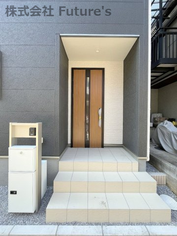 三郷市谷口　新築戸建　全1棟のエントランス|不在時に便利な宅配BOX付きです