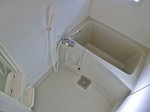 ドルフクレセント　参番館の浴室|窓付きのバスルーム！