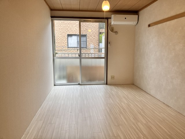 スカイアートの居間・リビング|床、壁紙、リフォームしました