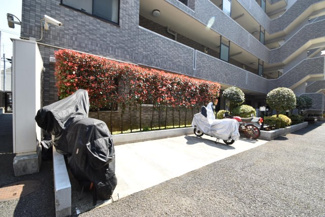 【駐車場】 | バイク置き場。空き区画の有無や駐輪料金、サイズおよび排気量規定などについては、改めてお問い合わせください。～即日のご見学可能～　お問合せはお気軽にどうぞ。
