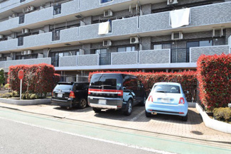【駐車場】 | マンションの駐車場スペース。空きの有無や駐車料金、サイズ規定などについては、改めてお問い合わせください。～即日のご見学可能～　お問合せはお気軽にどうぞ。

