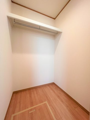 葛飾区鎌倉２丁目　新築分譲住宅　全３棟の収納|【WIC（ウォークインクローゼット）】
洋服だけではなくバッグ・アクセサリー・スーツケース・靴なども収納することができ、身に付けるものをまとめて管理することができます！※写真は施工例です
