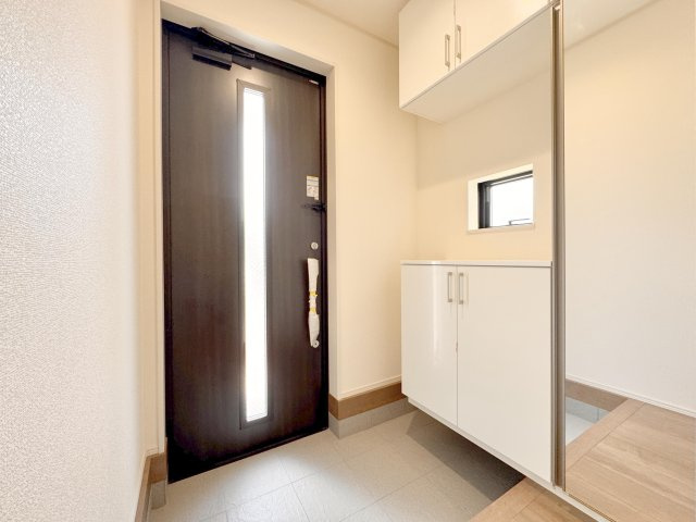 葛飾区鎌倉２丁目　新築分譲住宅　全３棟の玄関|【玄関】高級感のあるオシャレな玄関です。ミラー付きシューズボックスなので全身のコーディネートや身だしなみのチェックに役立ちます♪※写真は施工例です