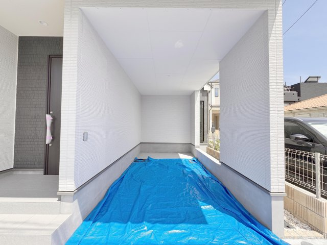 葛飾区鎌倉２丁目　新築分譲住宅　全３棟の駐車場|【ビルトインガレージ】大型車はもちろん、バイク、自転車などもラクラク駐車可能！ビルトインなので、雨でも安心♪※写真は施工例です