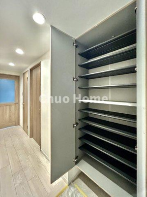 【玄関】 | クレドール水元公園 | 【玄関】玄関には大型のシューズクローゼットを設置しておりますのでいつでもスッキリりとした空間を保てます。玄関周りを清潔に使うのはとても大事なことですよね。