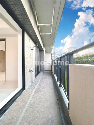 【バルコニー】 | クレドール水元公園 | 【バルコニー】幅もあって、奥行きもあるゆとりのバルコニー。洗濯物を干したり乾かしたりだけでなく、ただ出てみるだけでも気持ちいいですよ。