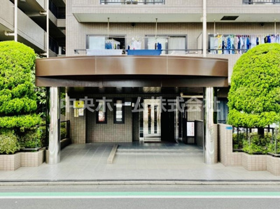 【エントランス】 | クレドール水元公園 | 【エントランス】マンションのエントランスは、その物件の印象を決める、顔とも言える場所です。毎日通る場所ですからきれいなのが一番です。エントランス内はオートロックですので暮らしの安全も確保されています。