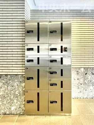 【設備】 | クレドール水元公園 | 【宅配ボックス】在宅時・不在時に関わらず、居住者の代わりに非対面で宅配物を受け取ってくれる便利な設備です。わかりやすくご説明致しますので見学時にはお部屋だけではなく共用部分もぜひチェックしてください。