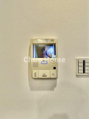 【セキュリティ】 | クレドール水元公園 | 【モニターホン】誰が来たかすぐにわかるカラーモニター付きインターホン。通話ボタンを押すまでは室内の音は漏れていませんので相手を確かめてから応対できます。